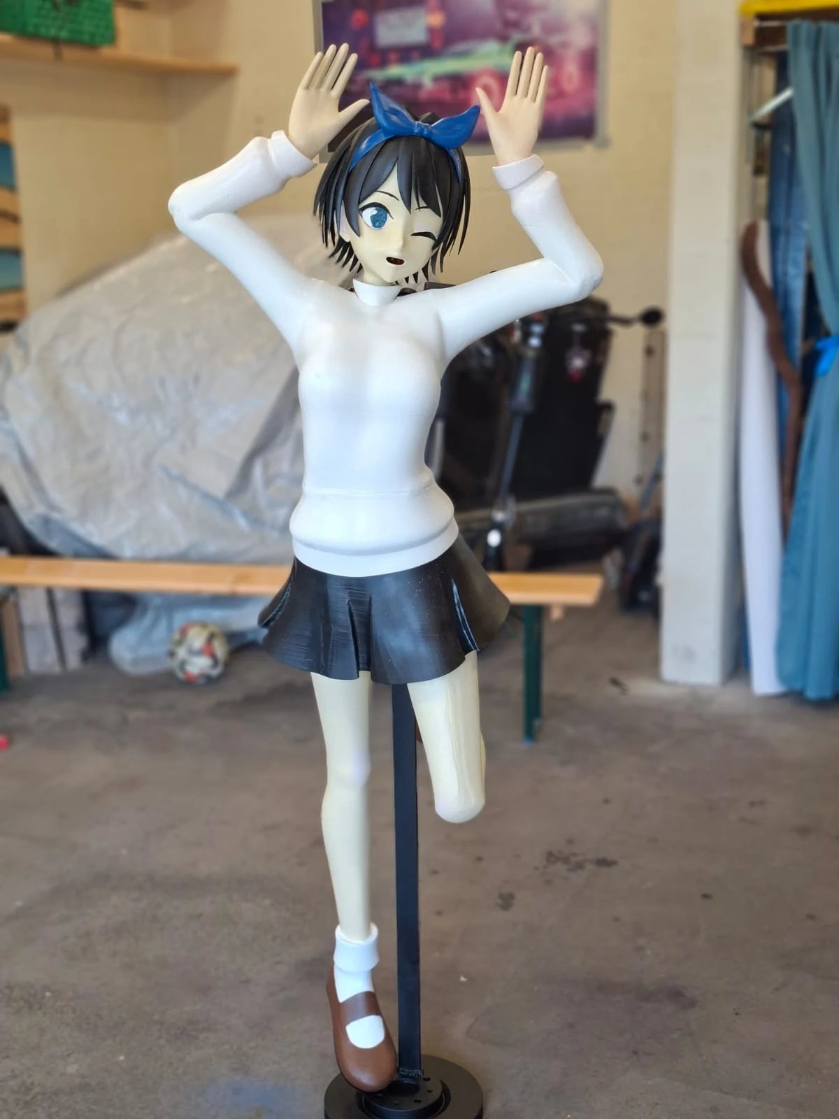 Lebensgrosse, bemalte Figur aus dem 3D-Drucker mit erhobenen Händen