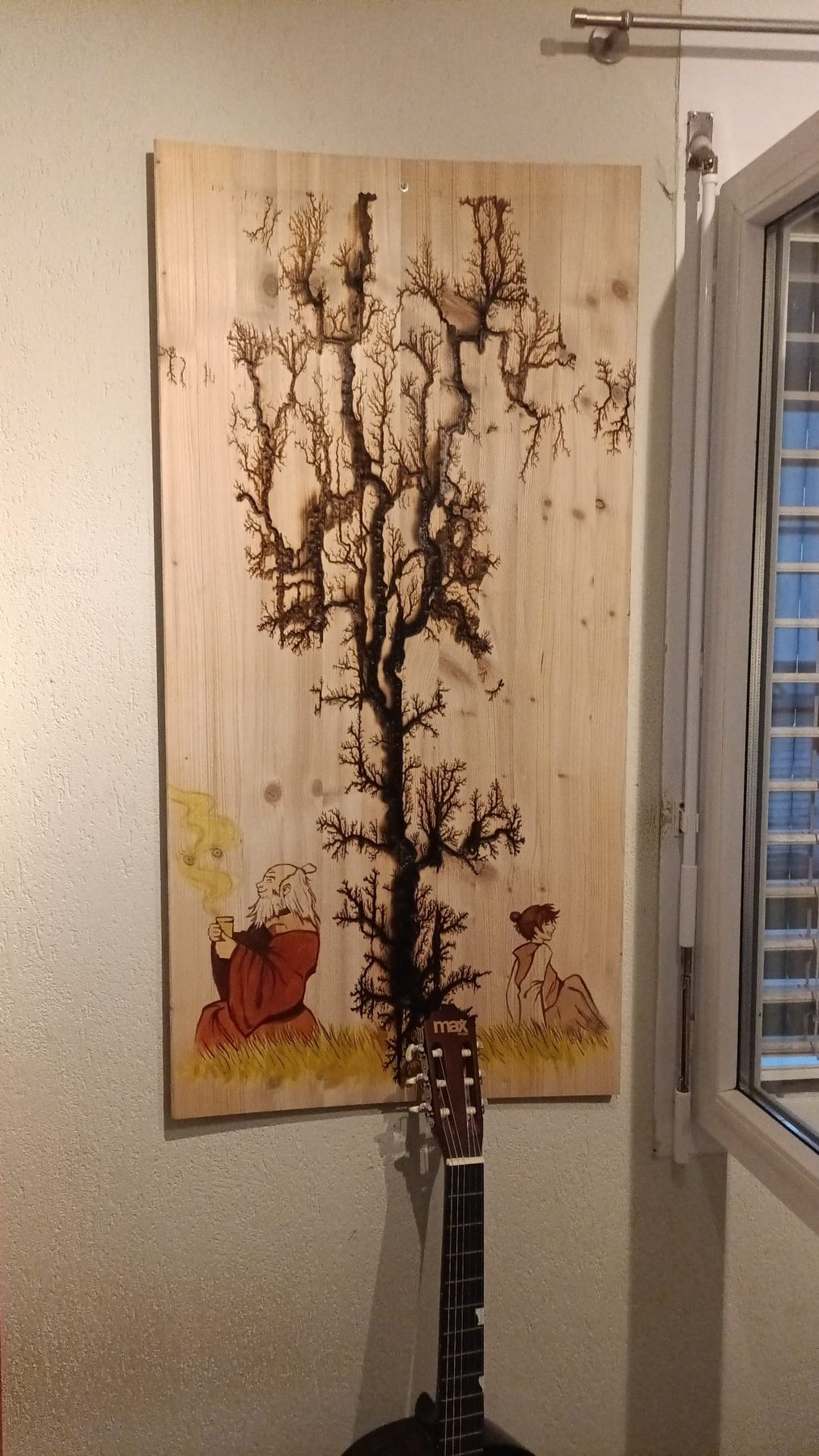 Wandbild: Lichtenbergfigur als Baum, darunter zwei gemalte Figuren auf einer Wiese